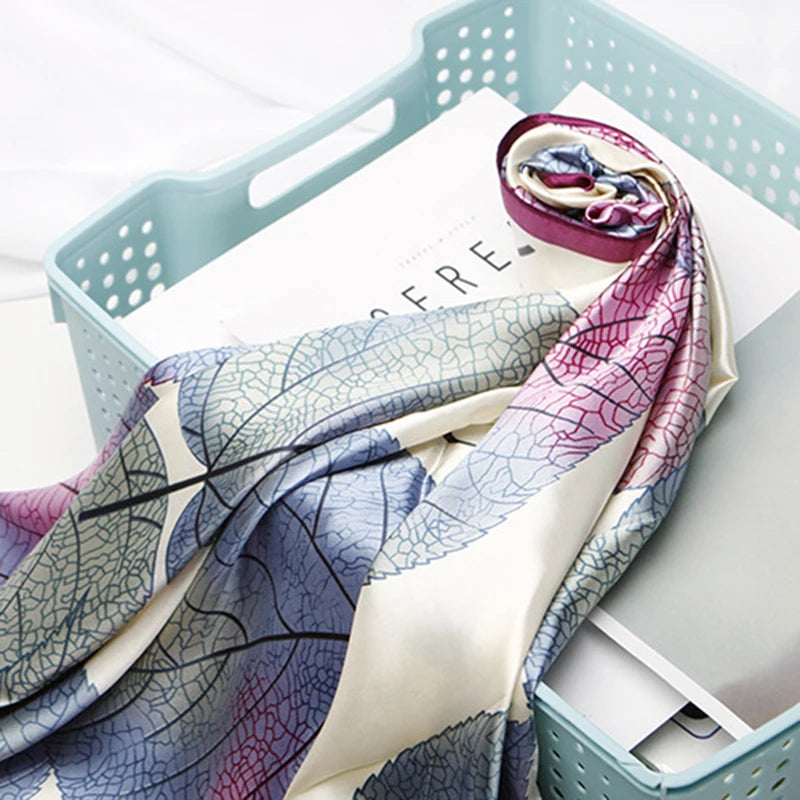 QLUKEOYY وشاح حريري المرأة 2021 جديد 90 سنتيمتر الحرير محاكاة أوشحة مربعة صغيرة ورقة طباعة شال منديل غطاء الرأس