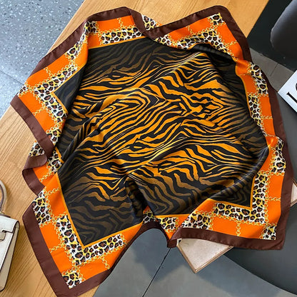Nouveau design de châle satiné de satin léopard imprimé de soie carrée feme