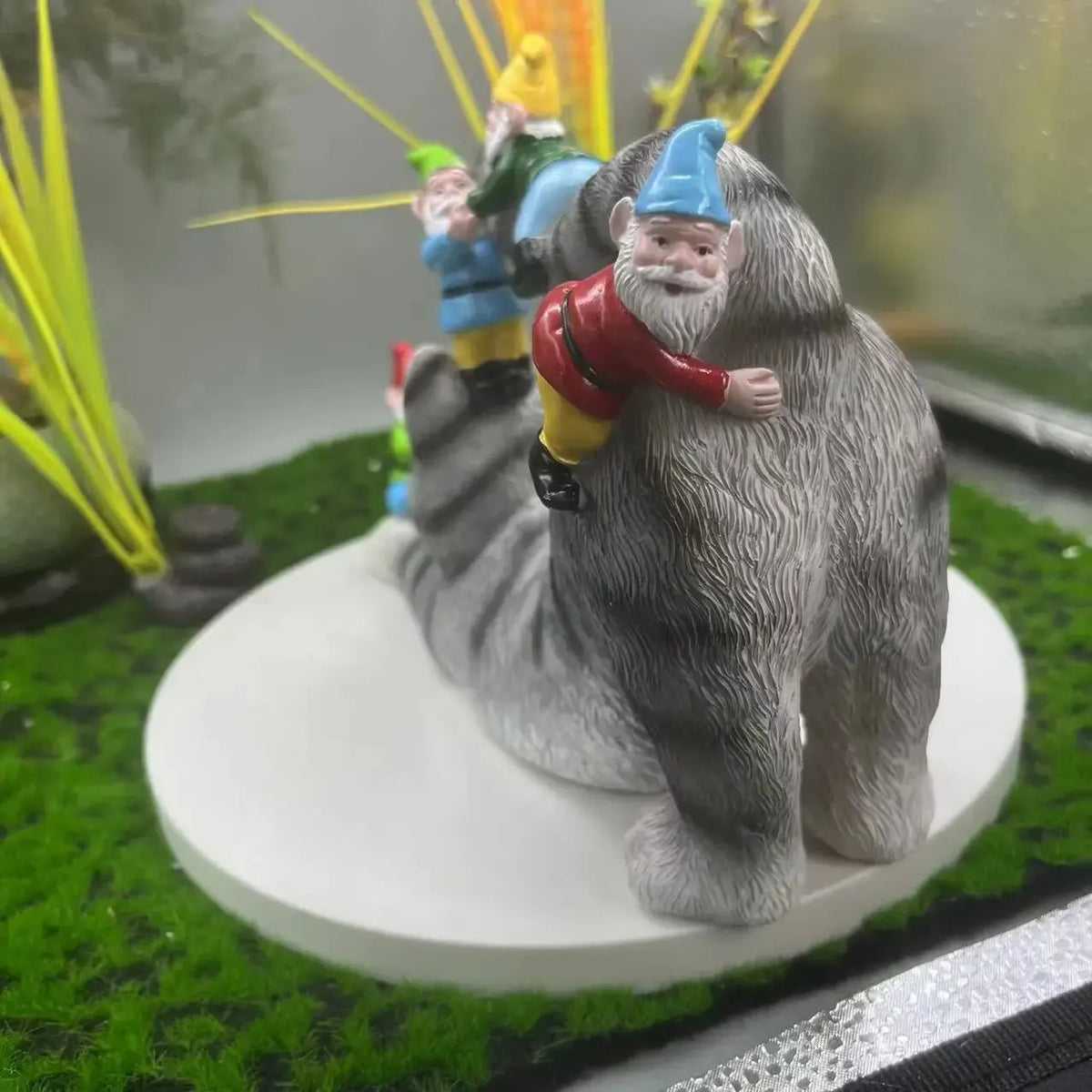 Gato com gnomos ao ar livre para o pátio ao ar livre, decoração de arte da estátua de estátua para o jardim, decoração de ar livre interna
