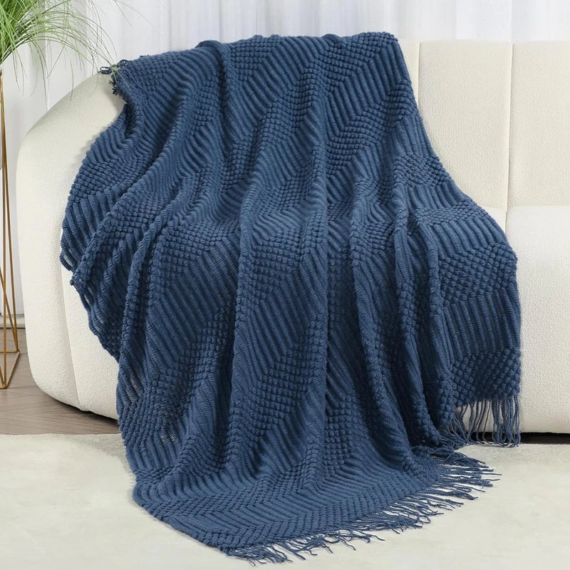 Az INYA NAVY MINDEN KÖNNYEN TÖRTÉNIK A COUCH -SOCKA BED dekoratív kötött takaróval, lágy, könnyű, hangulatos texturált takarókkal