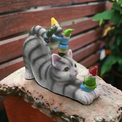 Gato com gnomos ao ar livre para o pátio ao ar livre, decoração de arte da estátua de estátua para o jardim, decoração de ar livre interna