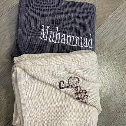 Cobertor de bebê personalizado em árabe Nome bordado do bebê Presente de chá de bebê macio e respirável Cingonete de malha de algodão personalizado