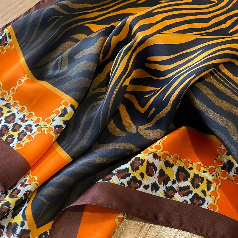 Nouveau design de châle satiné de satin léopard imprimé de soie carrée feme