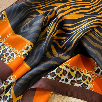 Nouveau design de châle satiné de satin léopard imprimé de soie carrée feme