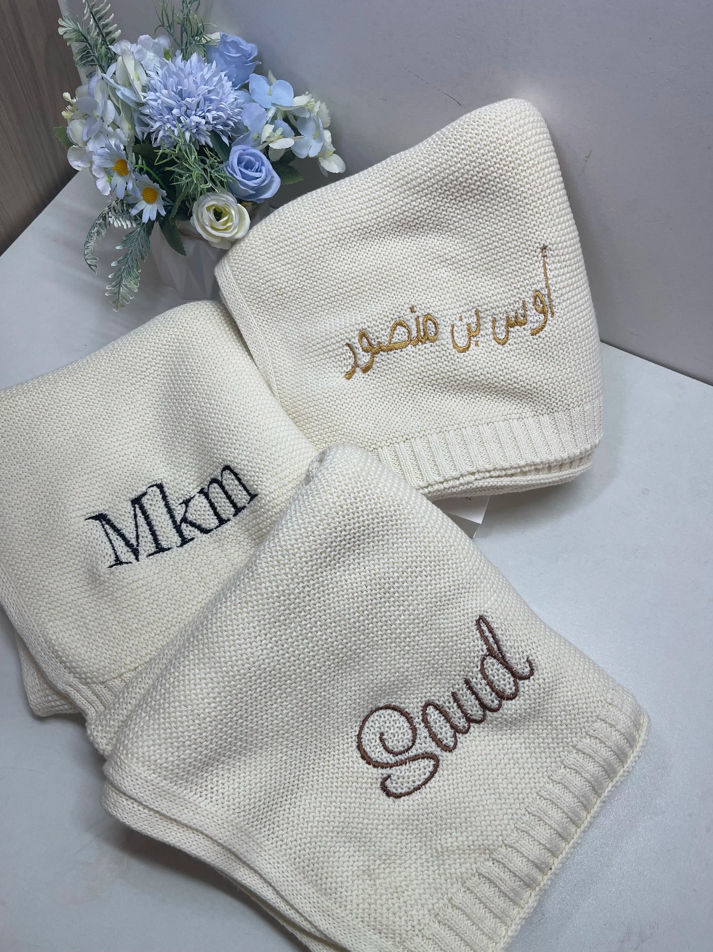 Cobertor de bebê personalizado em árabe Nome bordado do bebê Presente de chá de bebê macio e respirável Cingonete de malha de algodão personalizado